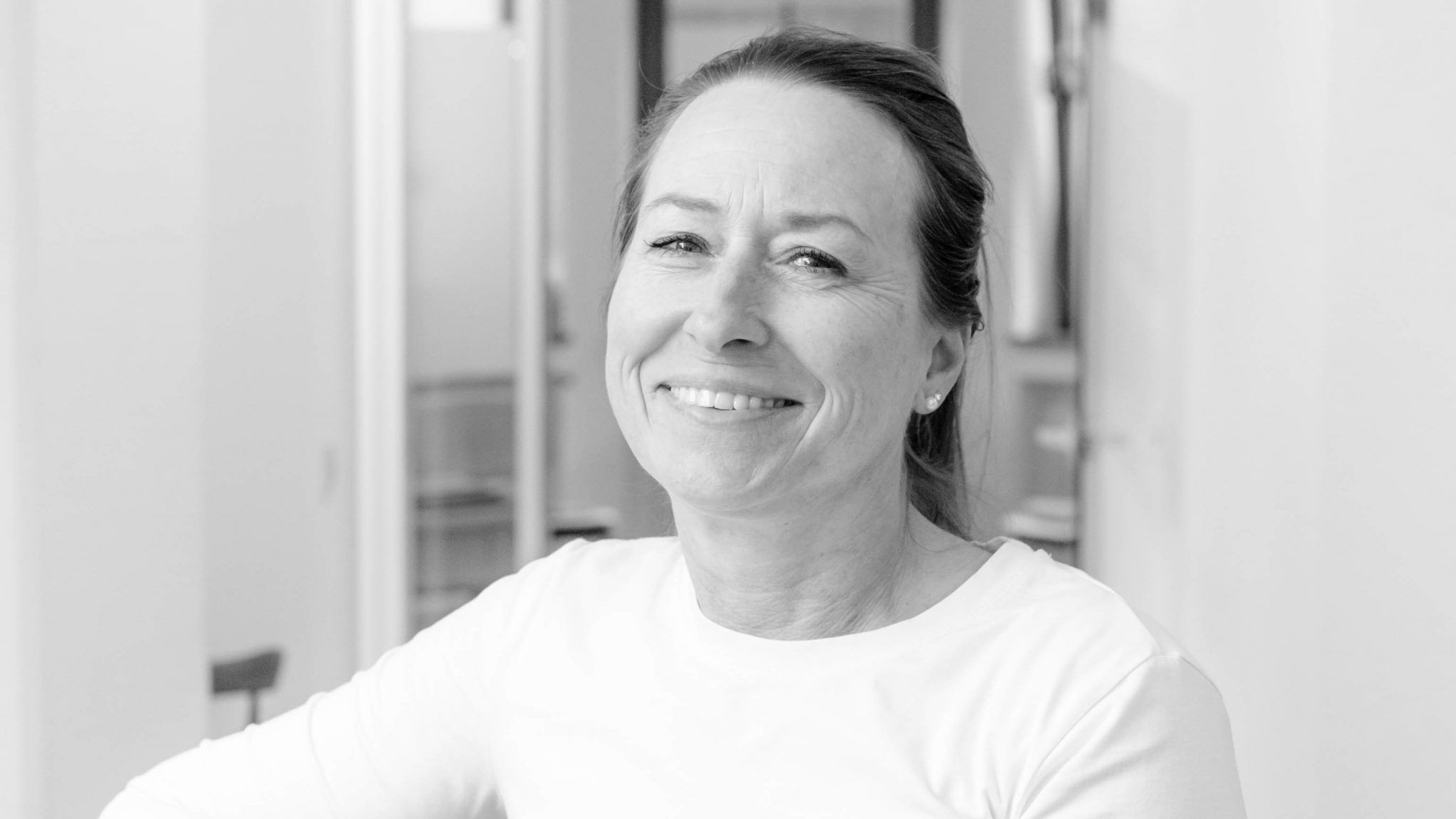 Porträt von Christine Trum, MFA in der modernen Hausarztpraxis Keller & Ott in Garmisch-Partenkirchen – freundlich lächelnd in hellem Praxisambiente.