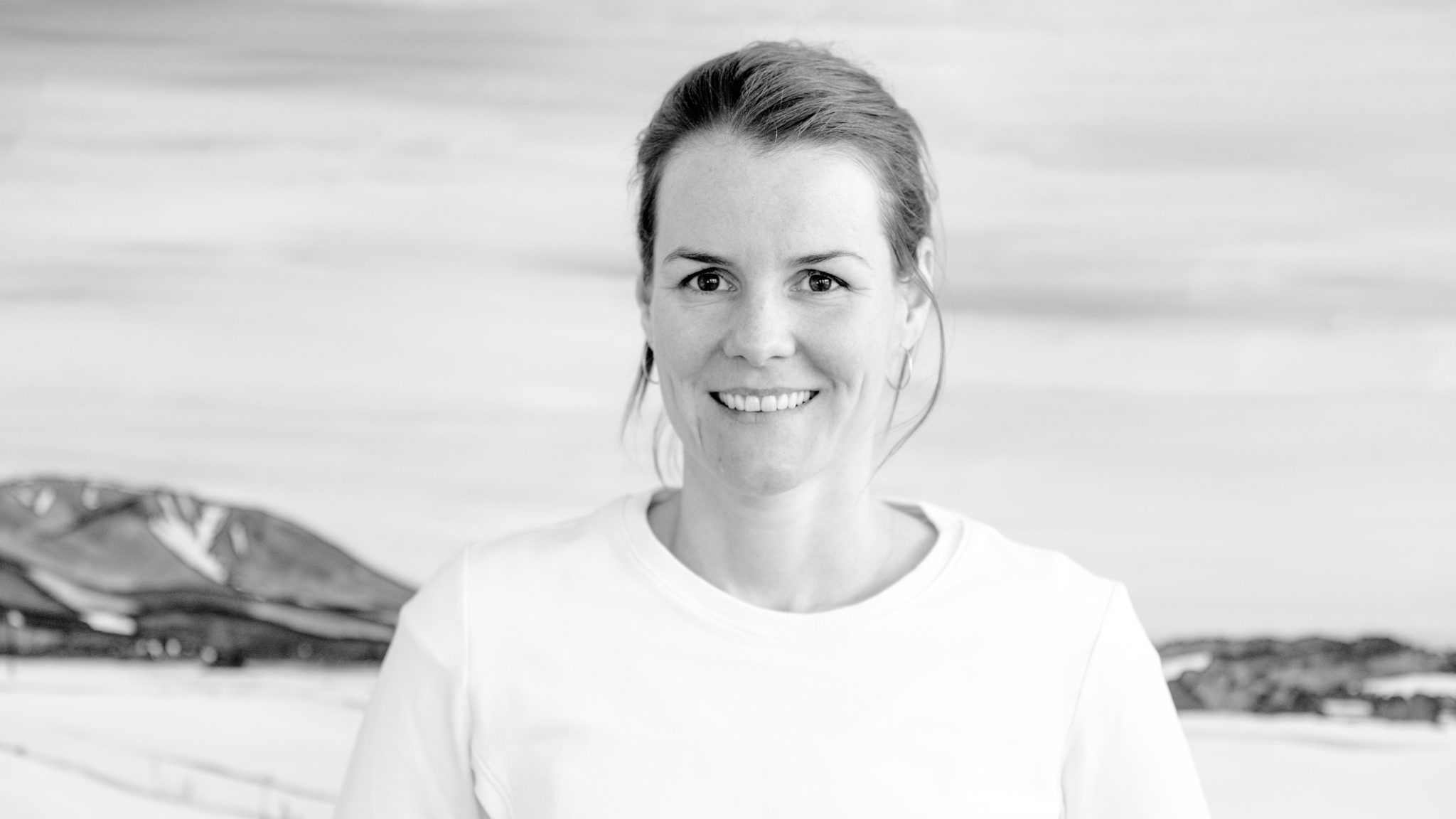Porträt von Dr. Kristina Ott, Inhaberin und Ärztin in der modernen Hausarztpraxis Keller & Ott in Garmisch-Partenkirchen – freundlich lächelnd in hellem Praxisambiente.