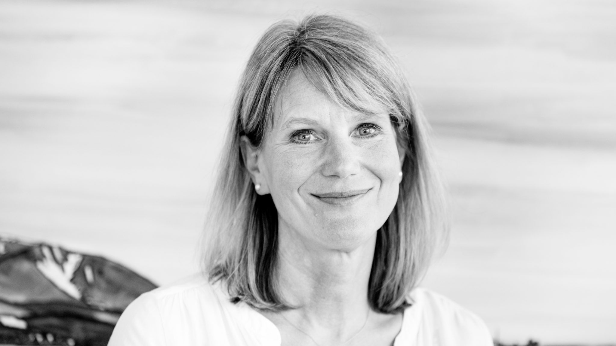 Porträt von Dr. Uta Keller, Inhaberin und Ärztin in der modernen Hausarztpraxis Keller & Ott in Garmisch-Partenkirchen – freundlich lächelnd in hellem Praxisambiente.