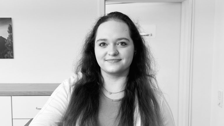 Porträt von Samantha Zimmerman, Azubi zur MFA in der modernen Hausarztpraxis Keller & Ott in Garmisch-Partenkirchen – freundlich lächelnd in hellem Praxisambiente.