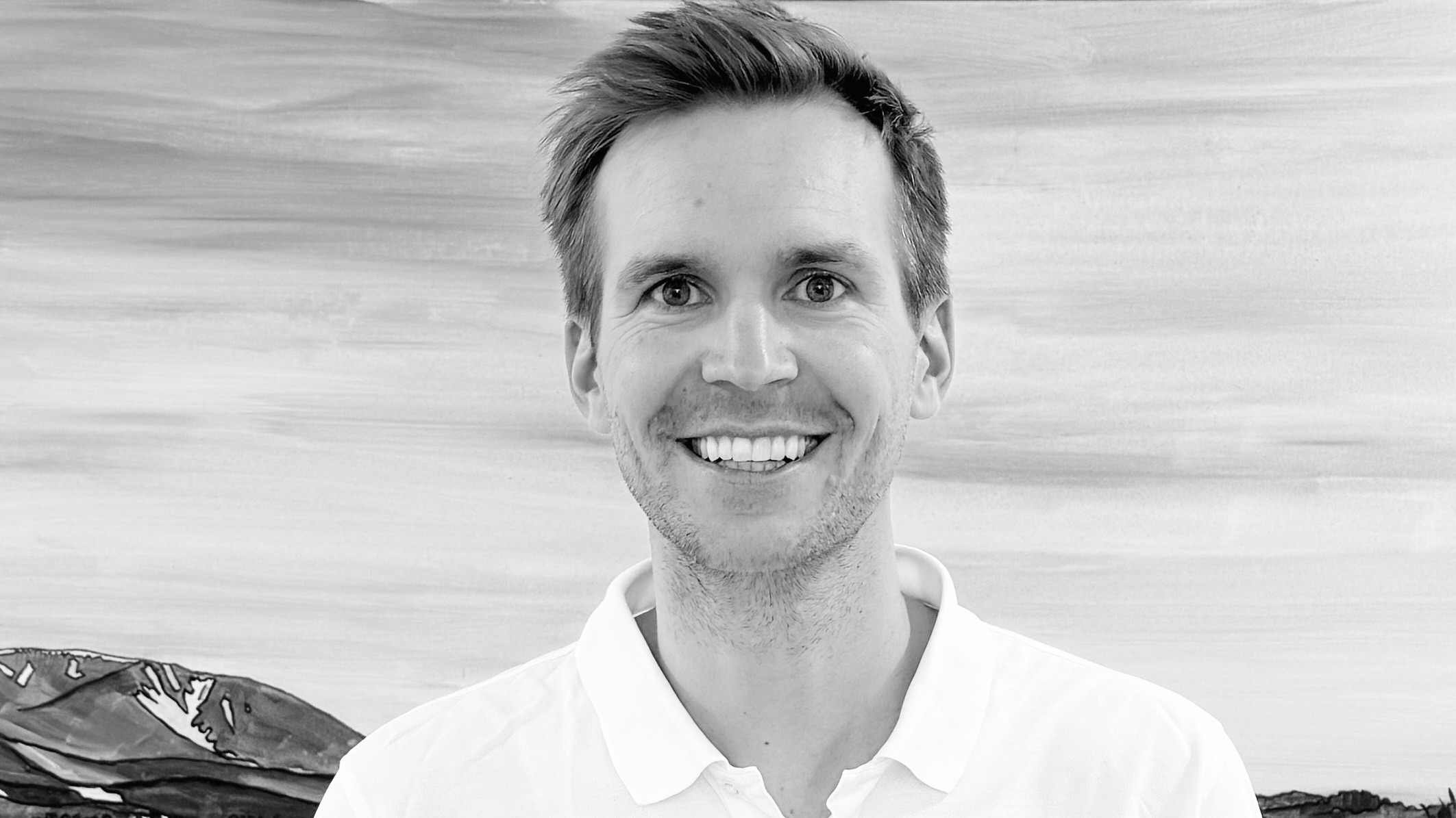 Porträt von Markus Oehrlein, Arzt in der modernen Hausarztpraxis Keller & Ott in Garmisch-Partenkirchen – freundlich lächelnd in hellem Praxisambiente.