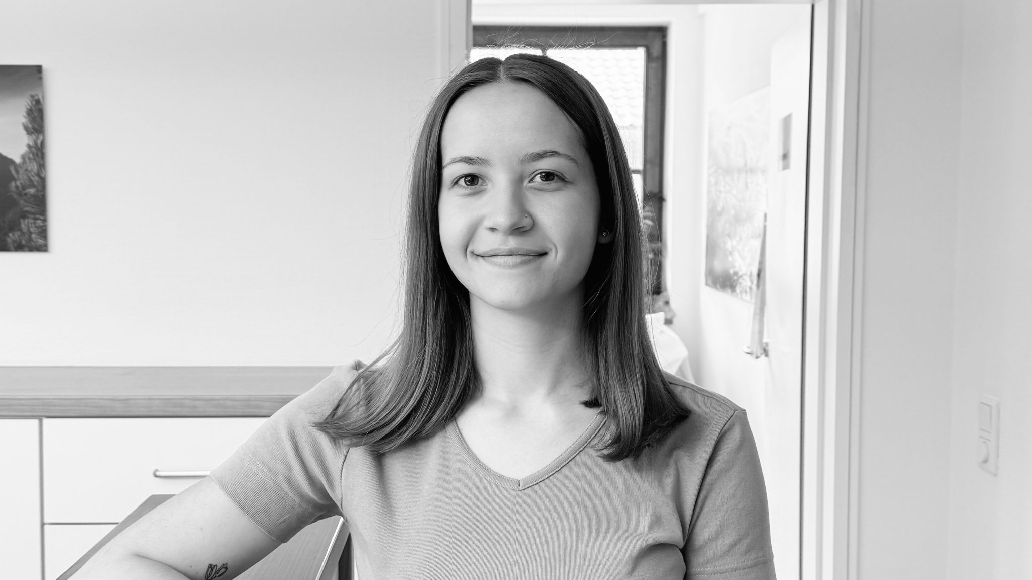 Porträt von Anna-Sophia Kriner, MFA in der modernen Hausarztpraxis Keller & Ott in Garmisch-Partenkirchen – freundlich lächelnd in hellem Praxisambiente.