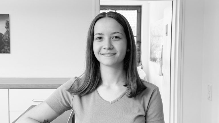 Porträt von Anna-Sophia Kriner, MFA in der modernen Hausarztpraxis Keller & Ott in Garmisch-Partenkirchen – freundlich lächelnd in hellem Praxisambiente.