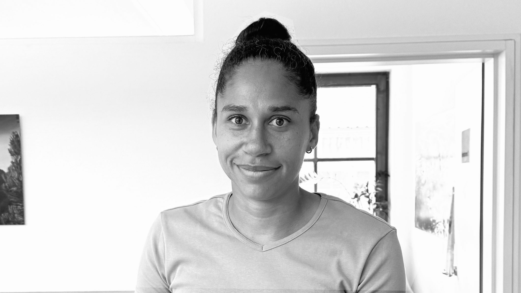 Porträt von Rebecca Schelling, MFA in der modernen Hausarztpraxis Keller & Ott in Garmisch-Partenkirchen – freundlich lächelnd in hellem Praxisambiente.